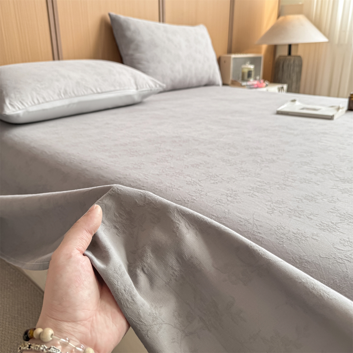 91家纺网 家纺一手货源 找家纺 灰鲸 2026新款全棉简约三层纱色织提花单品床单 花影-雾灰