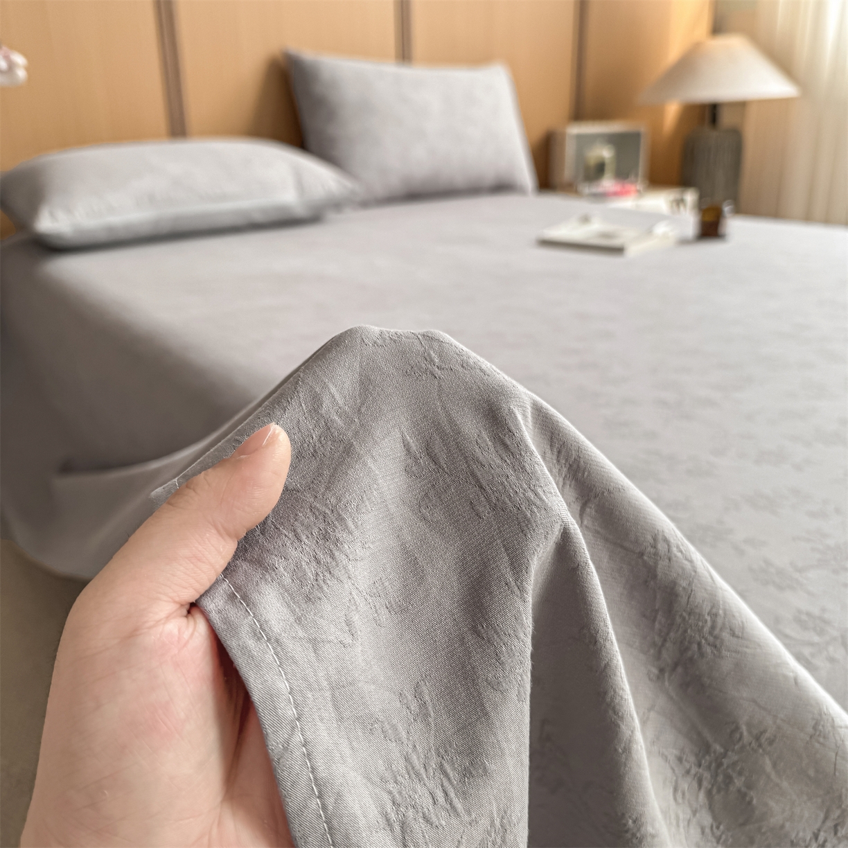 91家纺网 家纺一手货源 找家纺 灰鲸 2026新款全棉简约三层纱色织提花单品床单 花影-雾灰