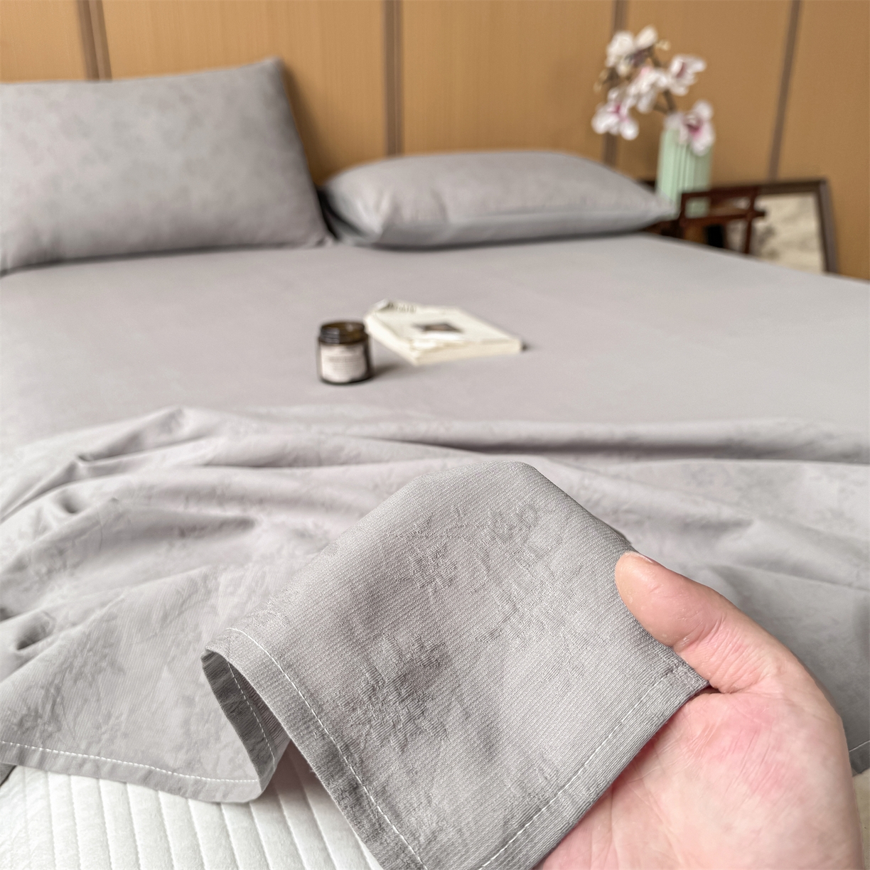 91家纺网 家纺一手货源 找家纺 灰鲸 2026新款全棉简约三层纱色织提花单品床单 花影-雾灰