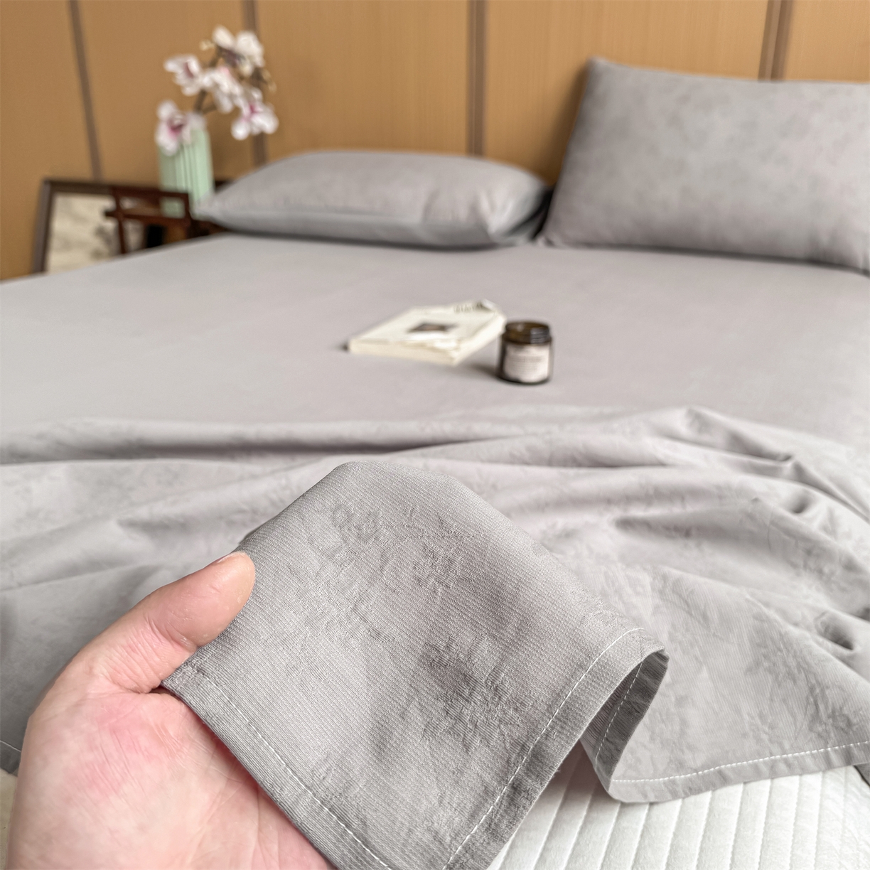 91家纺网 家纺一手货源 找家纺 灰鲸 2026新款全棉简约三层纱色织提花单品床单 花影-雾灰