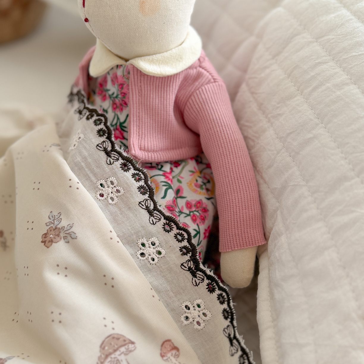 91家纺网 家纺一手货源 找家纺 Sweet dreams甜梦 2026新款A类蕾丝花边锦氨凉感夏凉被 林野小物