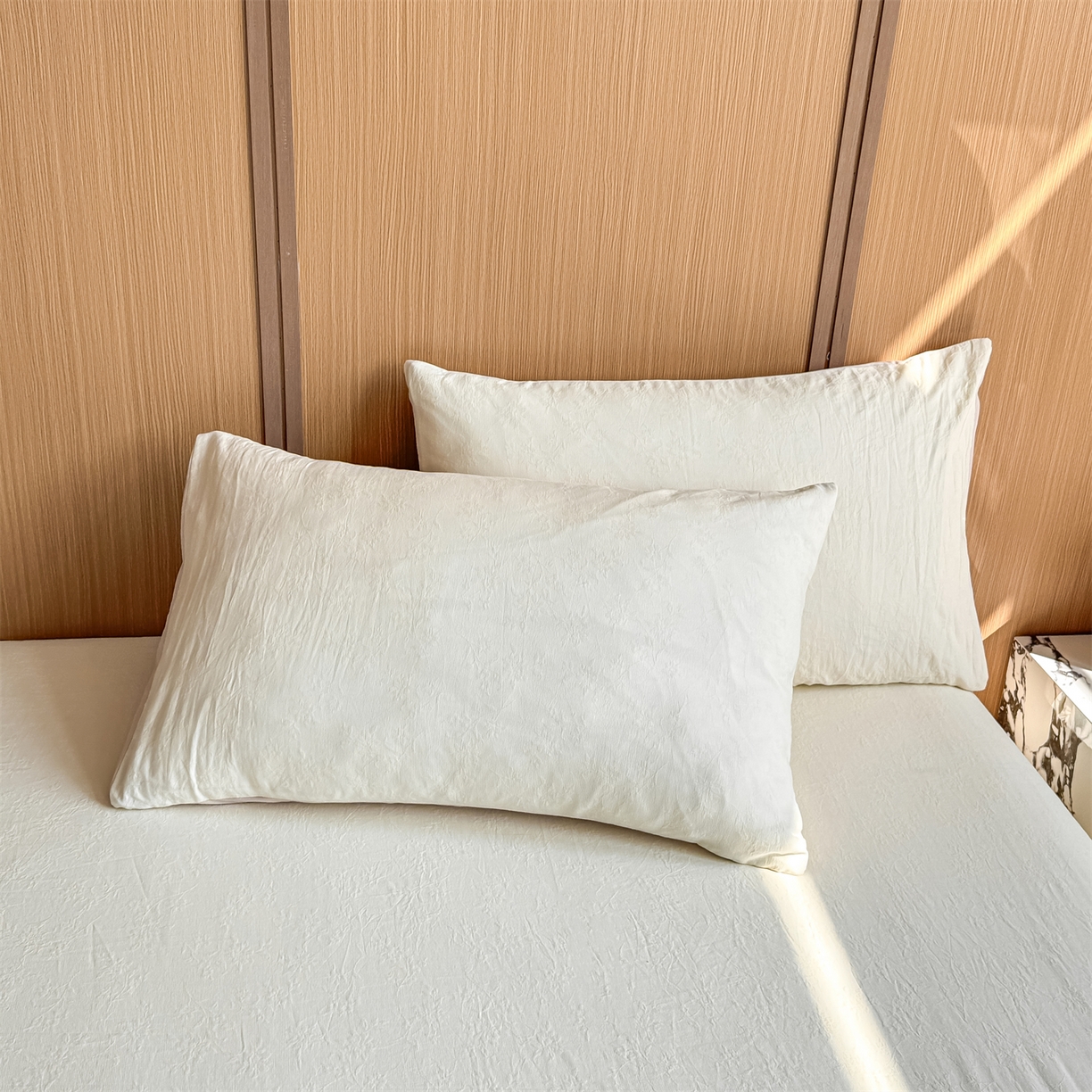 91家纺网 家纺一手货源 找家纺 灰鲸 2026新款全棉简约三层纱色织提花单品床单 花影-杏仁奶霜