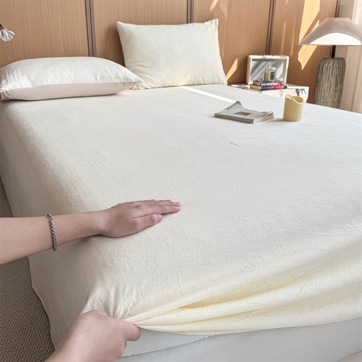 91家纺网 家纺一手货源 找家纺 灰鲸 2026新款全棉简约三层纱色织提花单品床单 花影-杏仁奶霜