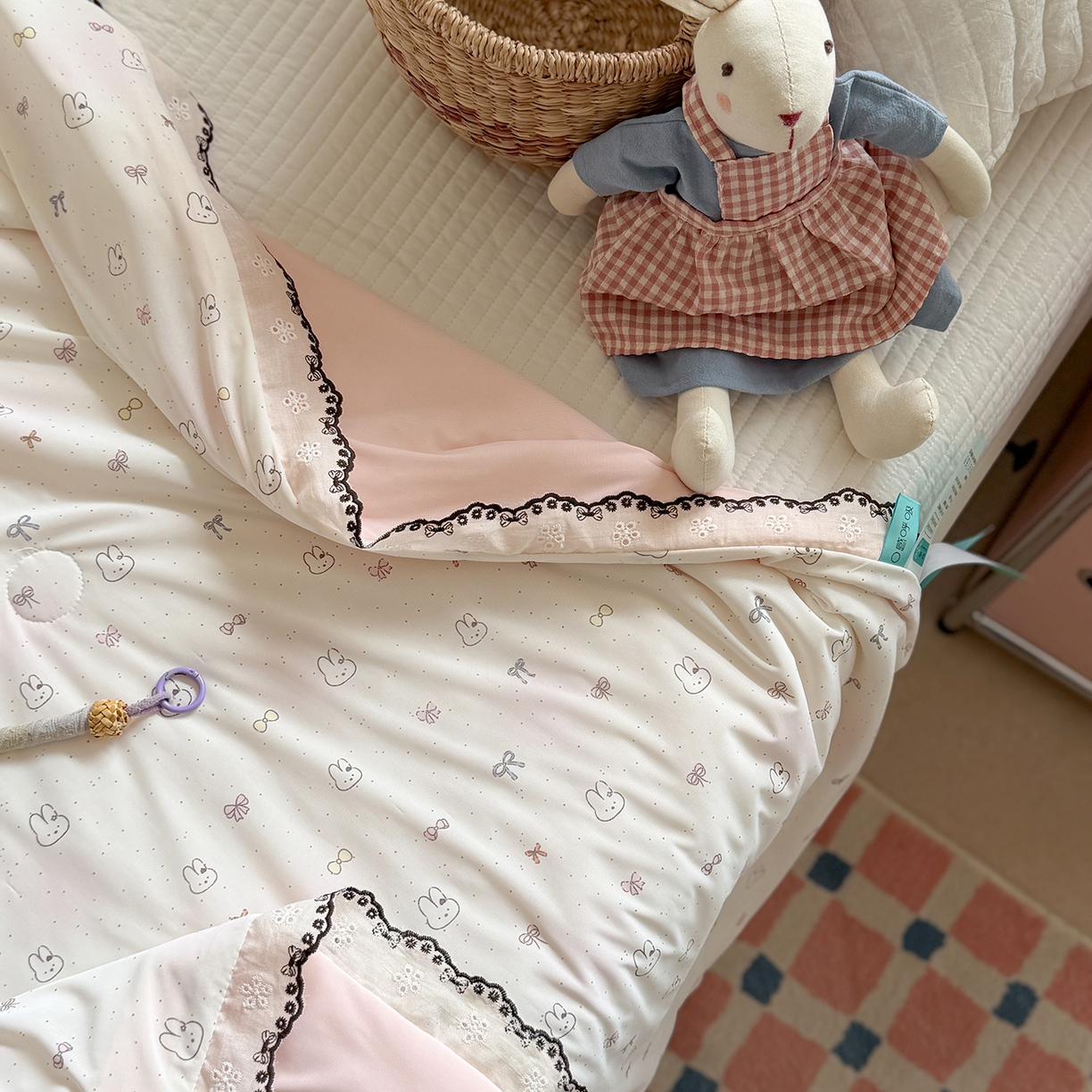 91家纺网 家纺一手货源 找家纺 Sweet dreams甜梦 2026新款A类蕾丝花边锦氨凉感夏凉被 萌兔蝴蝶结