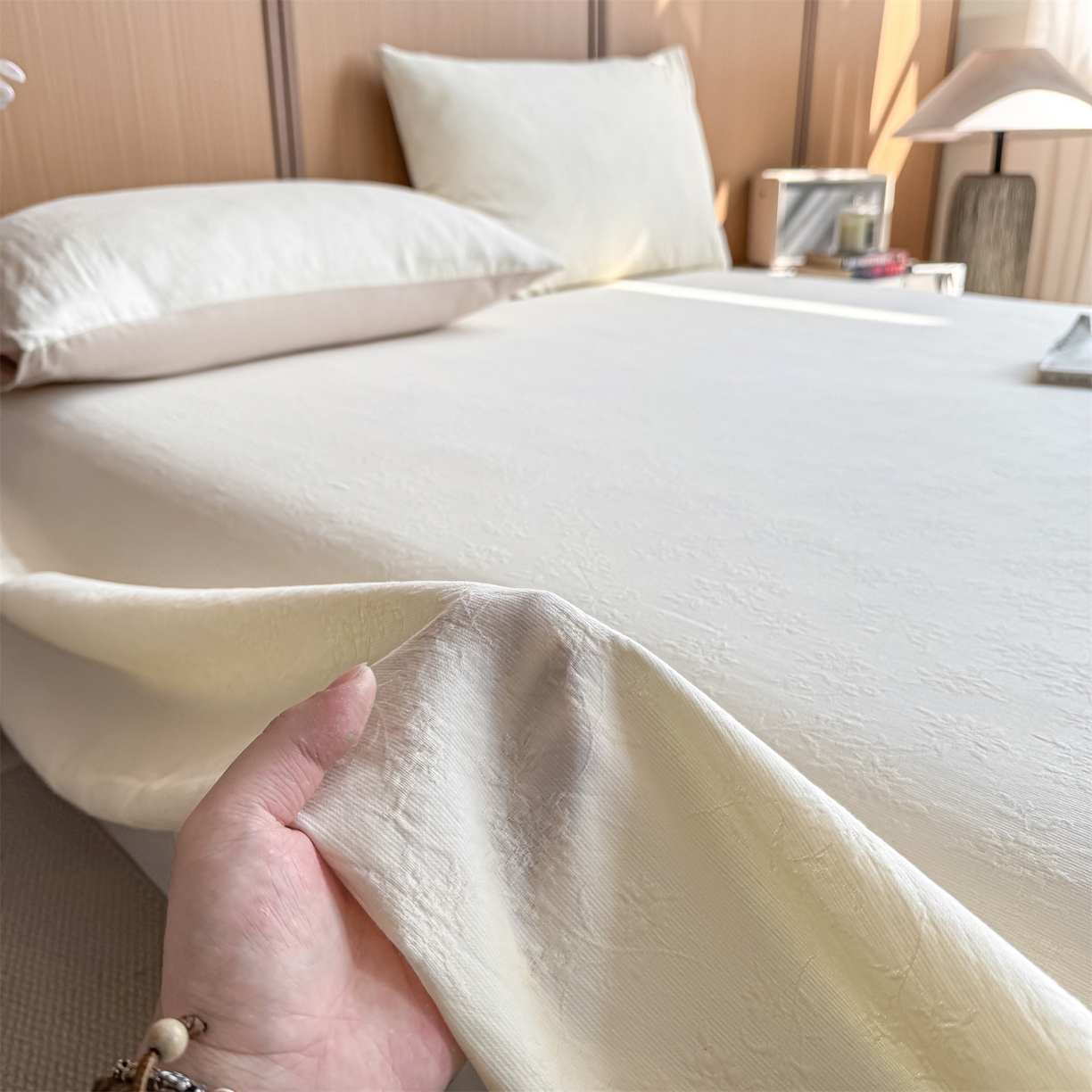 91家纺网 家纺一手货源 找家纺 灰鲸 2026新款全棉简约三层纱色织提花单品床单 花影-杏仁奶霜