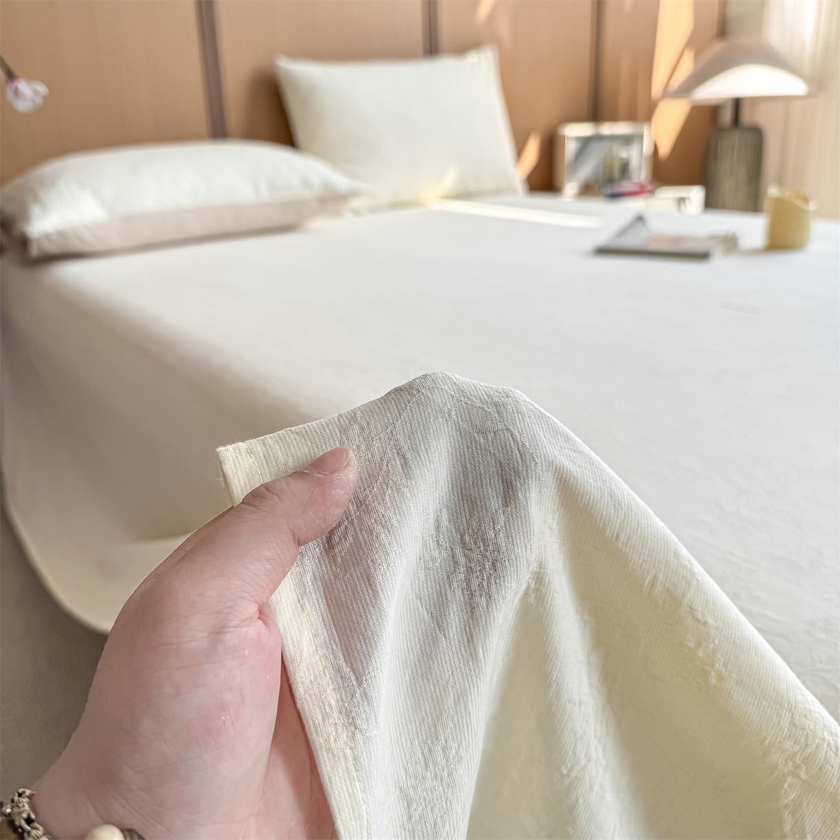 91家纺网 家纺一手货源 找家纺 灰鲸 2026新款全棉简约三层纱色织提花单品床单 花影-杏仁奶霜