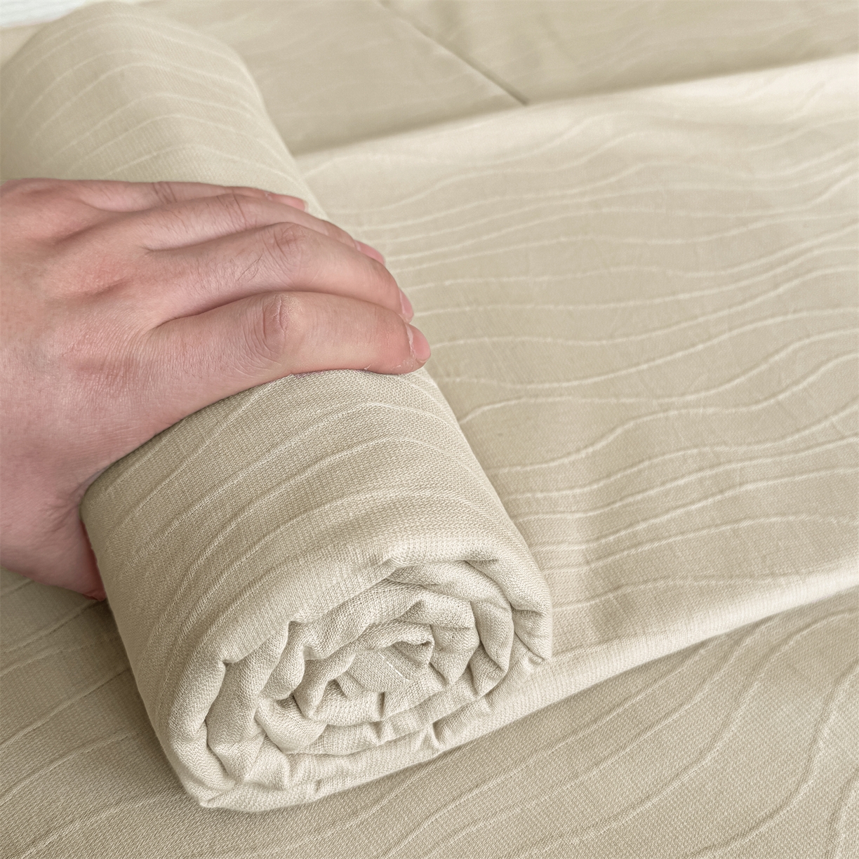 91家纺网 家纺一手货源 找家纺 灰鲸 2026新款全棉简约三层纱色织提花单品床单 浅忆-可可奶咖