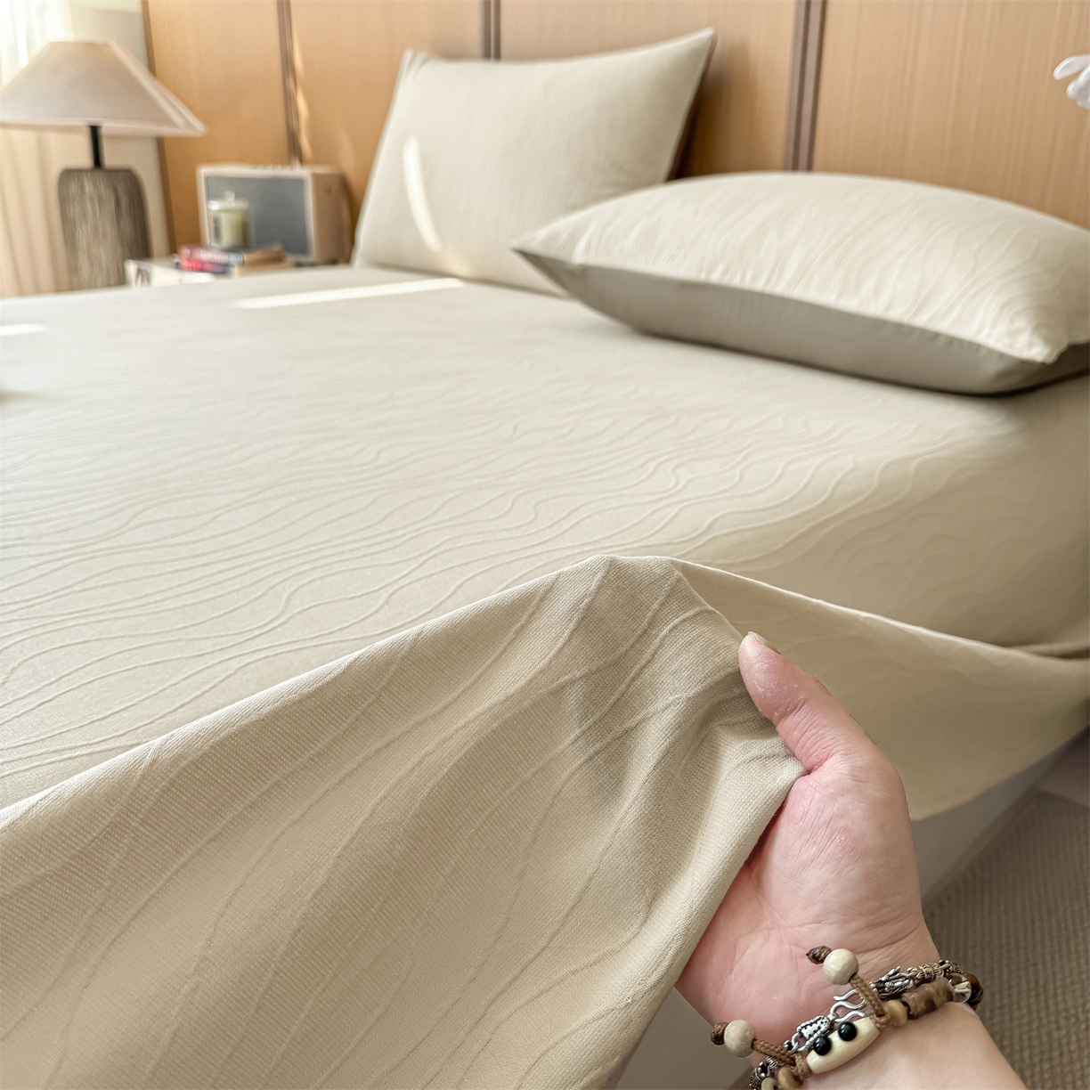 91家纺网 家纺一手货源 找家纺 灰鲸 2026新款全棉简约三层纱色织提花单品床单 浅忆-可可奶咖