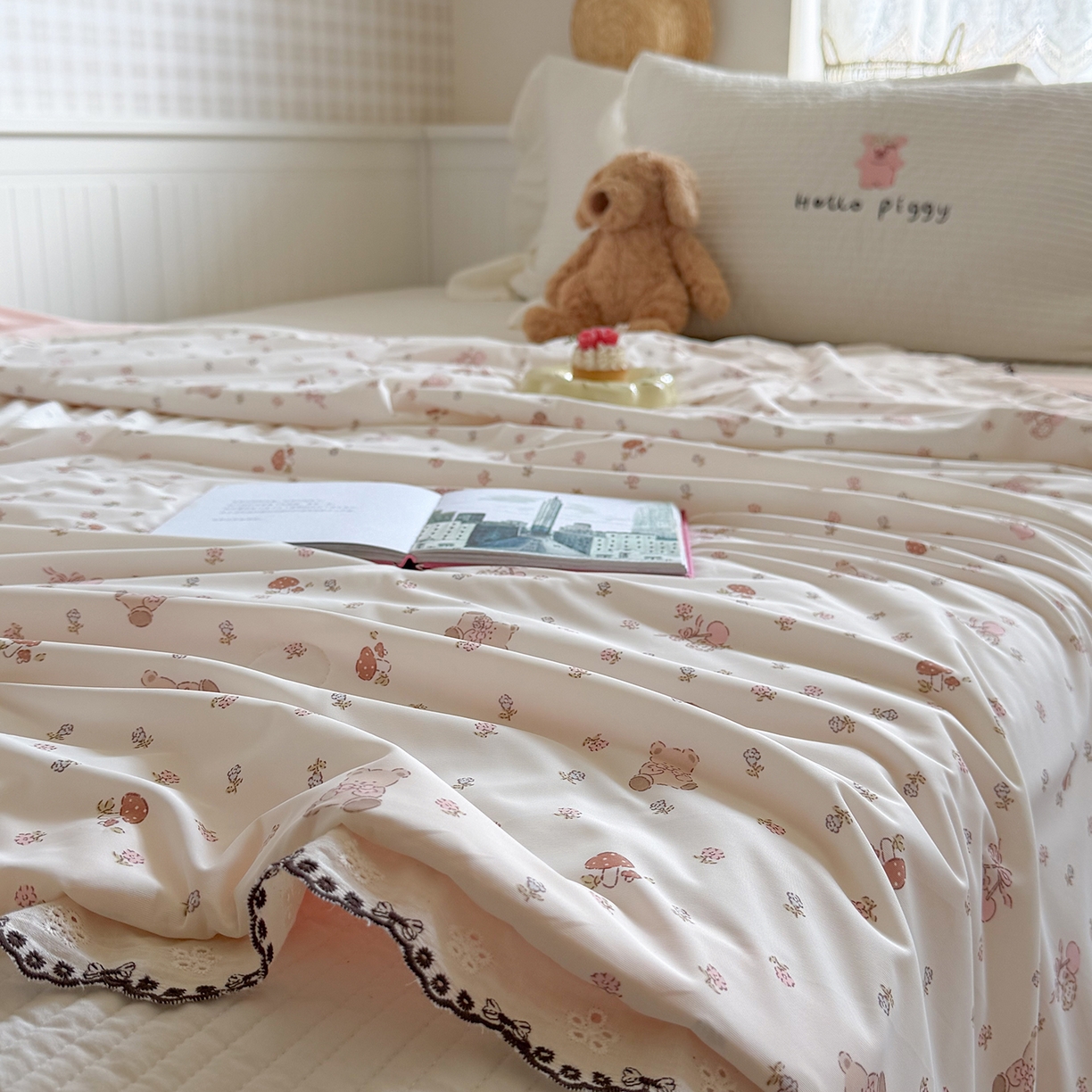 91家纺网 家纺一手货源 找家纺 Sweet dreams甜梦 2026新款A类蕾丝花边锦氨凉感夏凉被 樱桃小熊