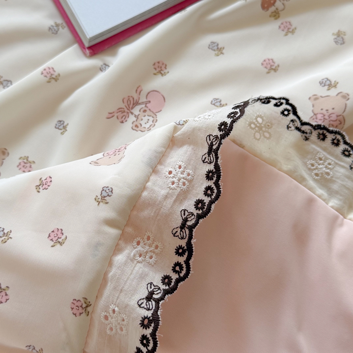 91家纺网 家纺一手货源 找家纺 Sweet dreams甜梦 2026新款A类蕾丝花边锦氨凉感夏凉被 樱桃小熊