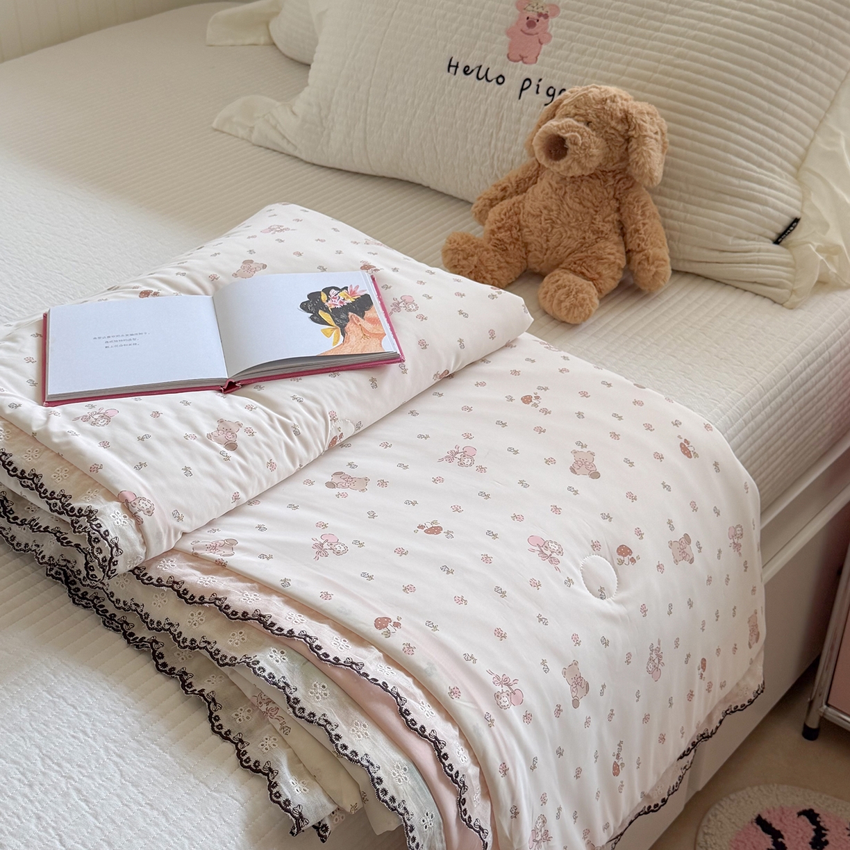 91家纺网 家纺一手货源 找家纺 Sweet dreams甜梦 2026新款A类蕾丝花边锦氨凉感夏凉被 樱桃小熊