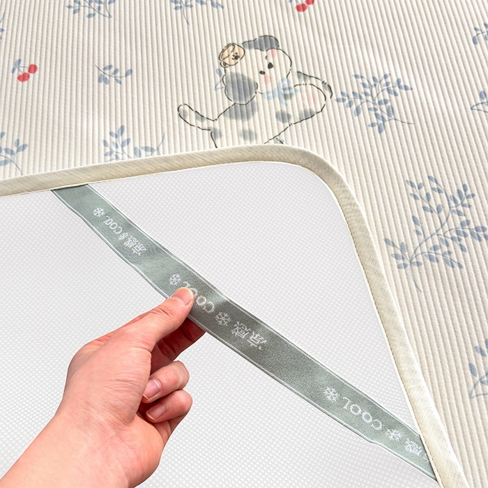 91家纺网 家纺一手货源 找家纺 几禾 2026新款卡通印花凉感凉豆豆凉席系列 樱桃泡泡狗--床席款