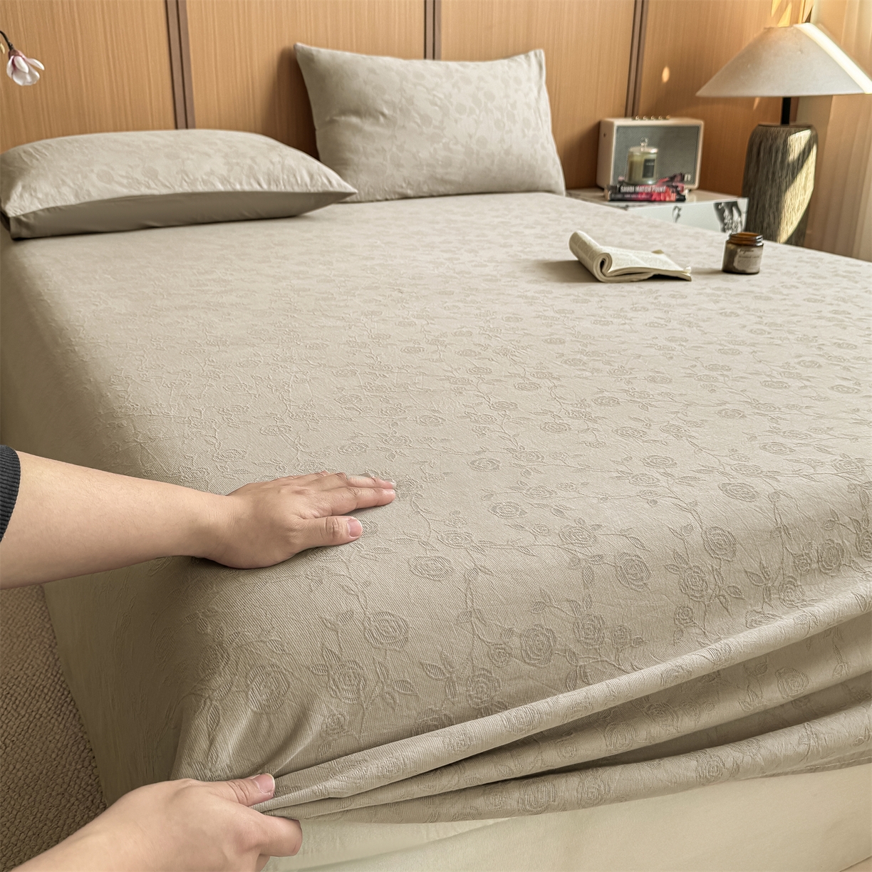 91家纺网 家纺一手货源 找家纺 灰鲸 2026新款全棉简约三层纱色织提花单品床单 蔷薇-可可奶咖