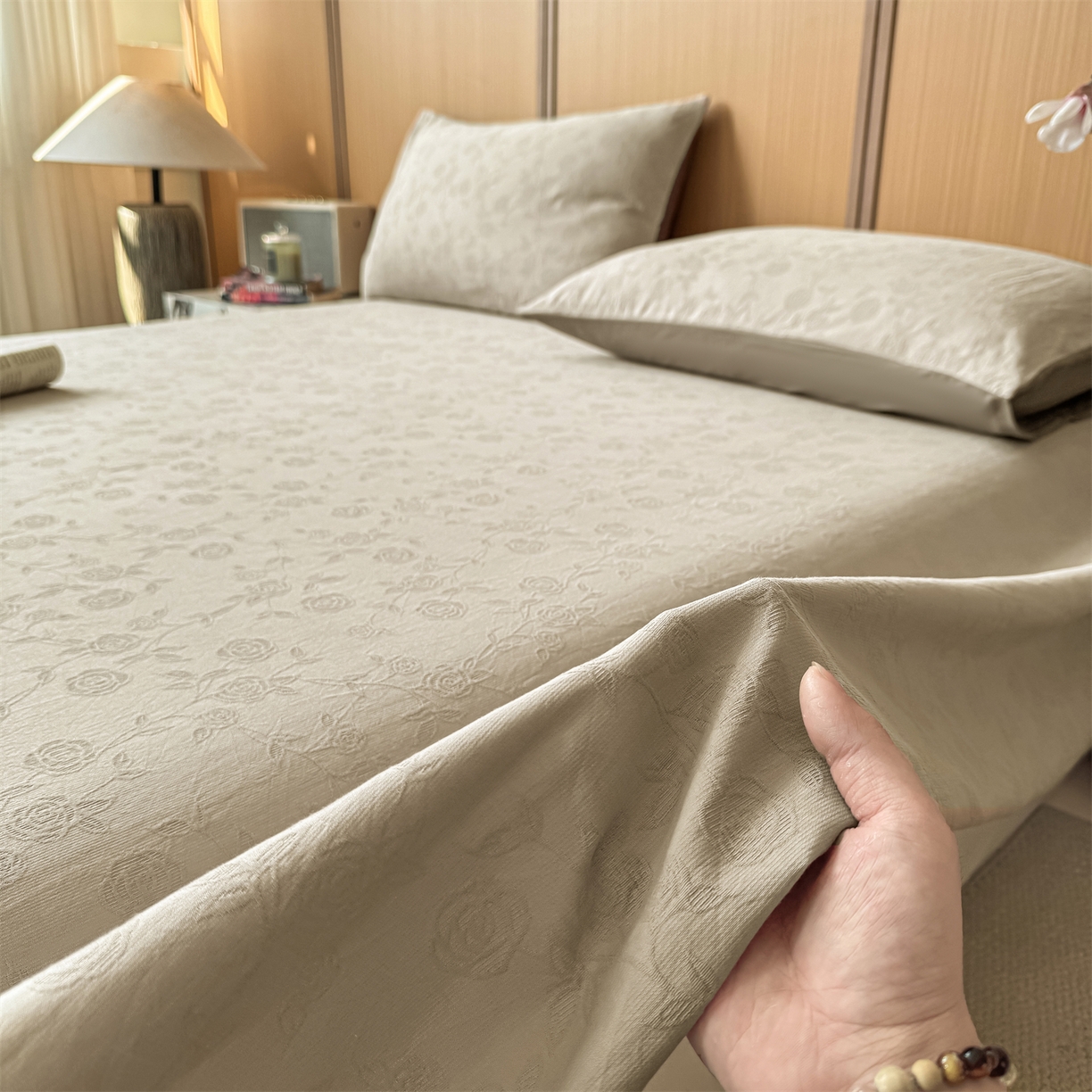 91家纺网 家纺一手货源 找家纺 灰鲸 2026新款全棉简约三层纱色织提花单品床单 蔷薇-可可奶咖