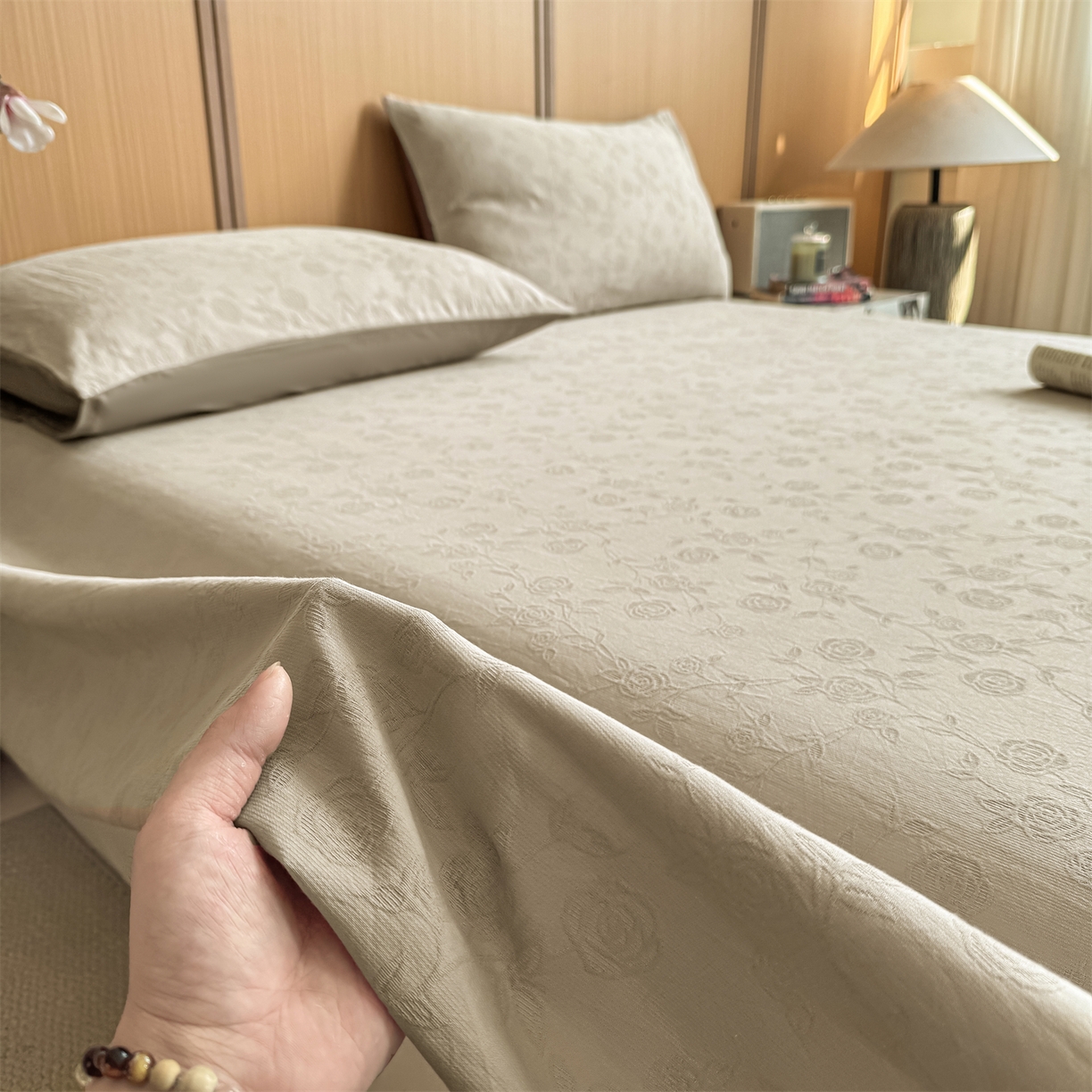91家纺网 家纺一手货源 找家纺 灰鲸 2026新款全棉简约三层纱色织提花单品床单 蔷薇-可可奶咖