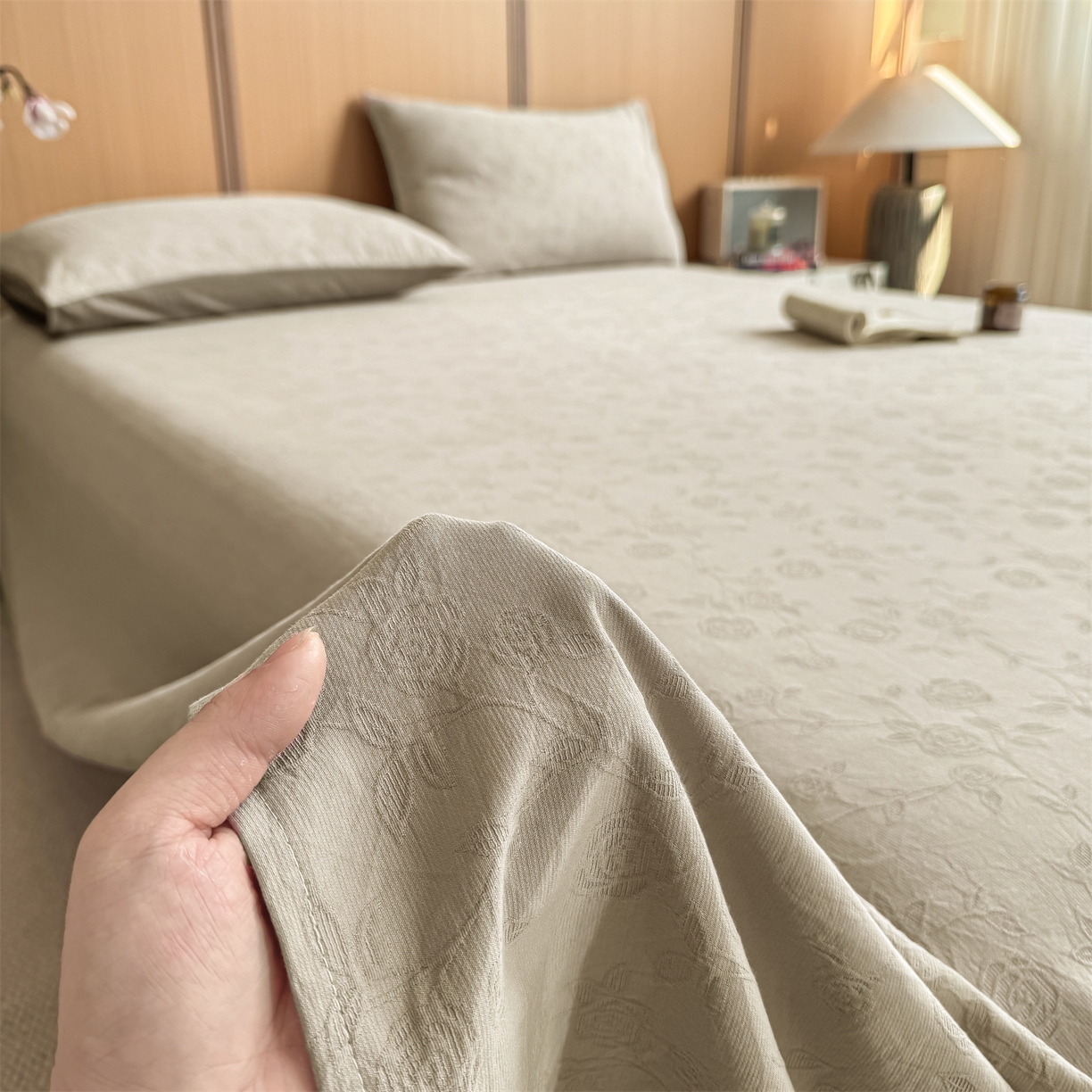 91家纺网 家纺一手货源 找家纺 灰鲸 2026新款全棉简约三层纱色织提花单品床单 蔷薇-可可奶咖