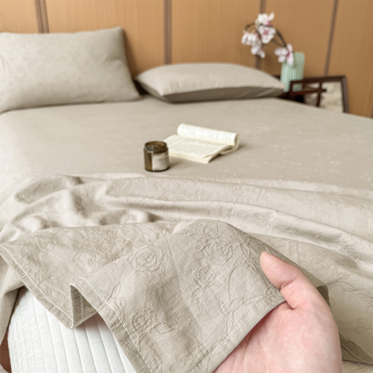 91家纺网 家纺一手货源 找家纺 灰鲸 2026新款全棉简约三层纱色织提花单品床单 蔷薇-可可奶咖