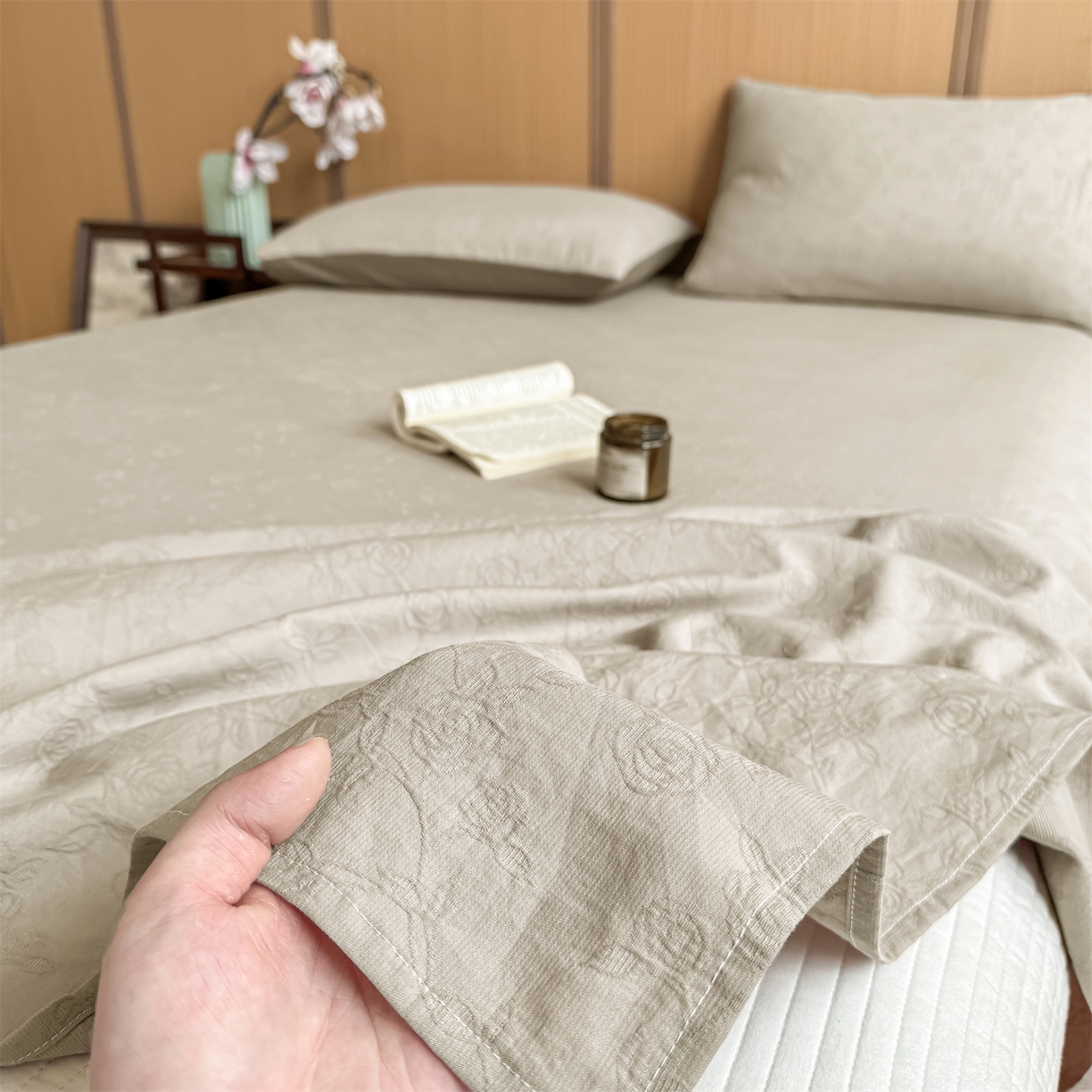 91家纺网 家纺一手货源 找家纺 灰鲸 2026新款全棉简约三层纱色织提花单品床单 蔷薇-可可奶咖