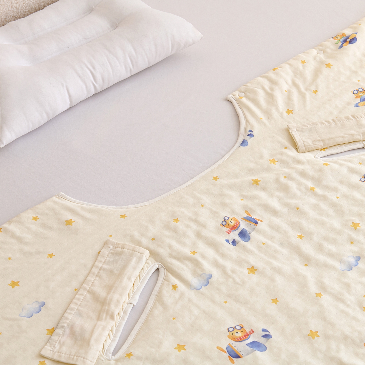 91家纺网 家纺一手货源 找家纺 拾小柒 2026新款全棉双层纱多功能防踢被 小熊战队