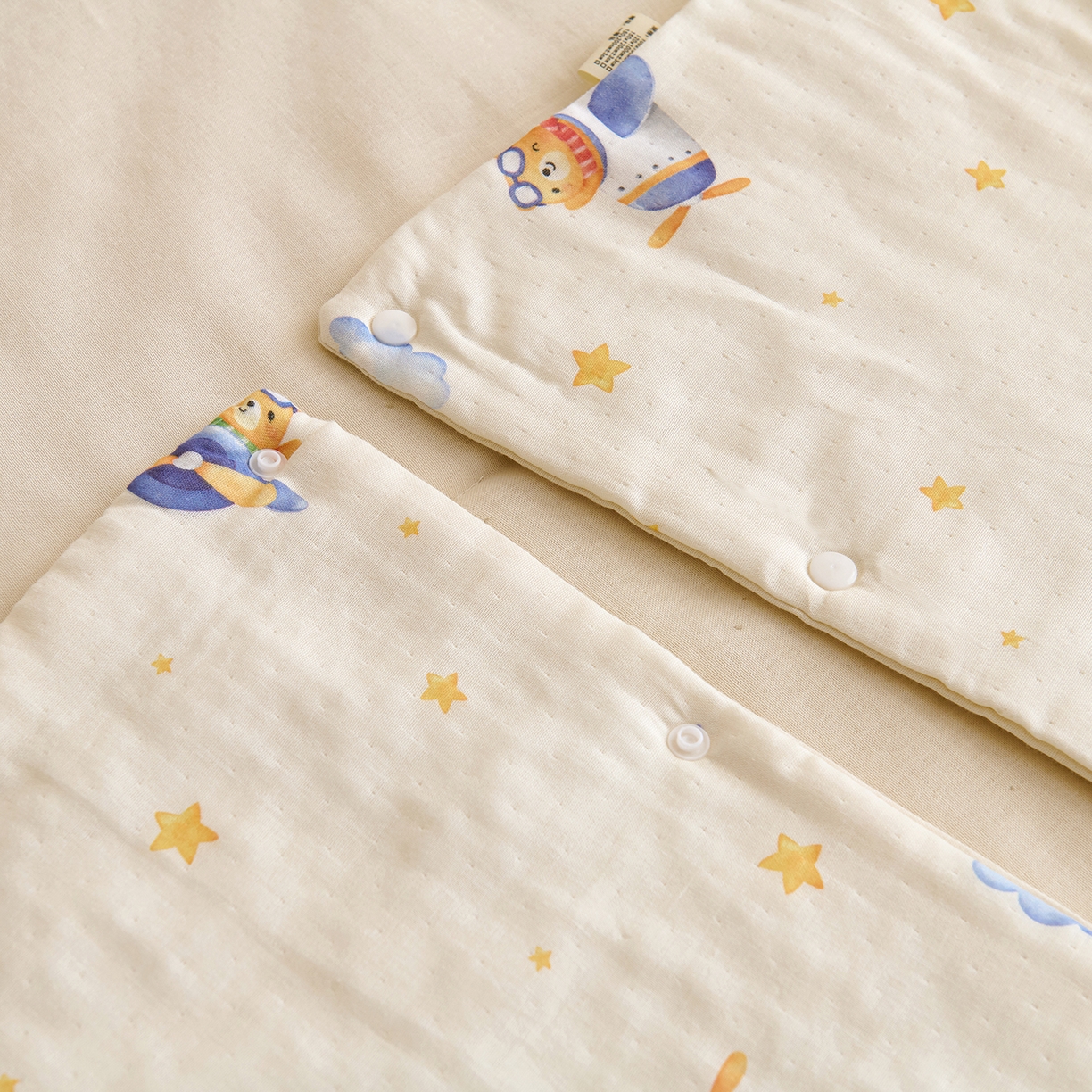 91家纺网 家纺一手货源 找家纺 拾小柒 2026新款全棉双层纱多功能防踢被 小熊战队