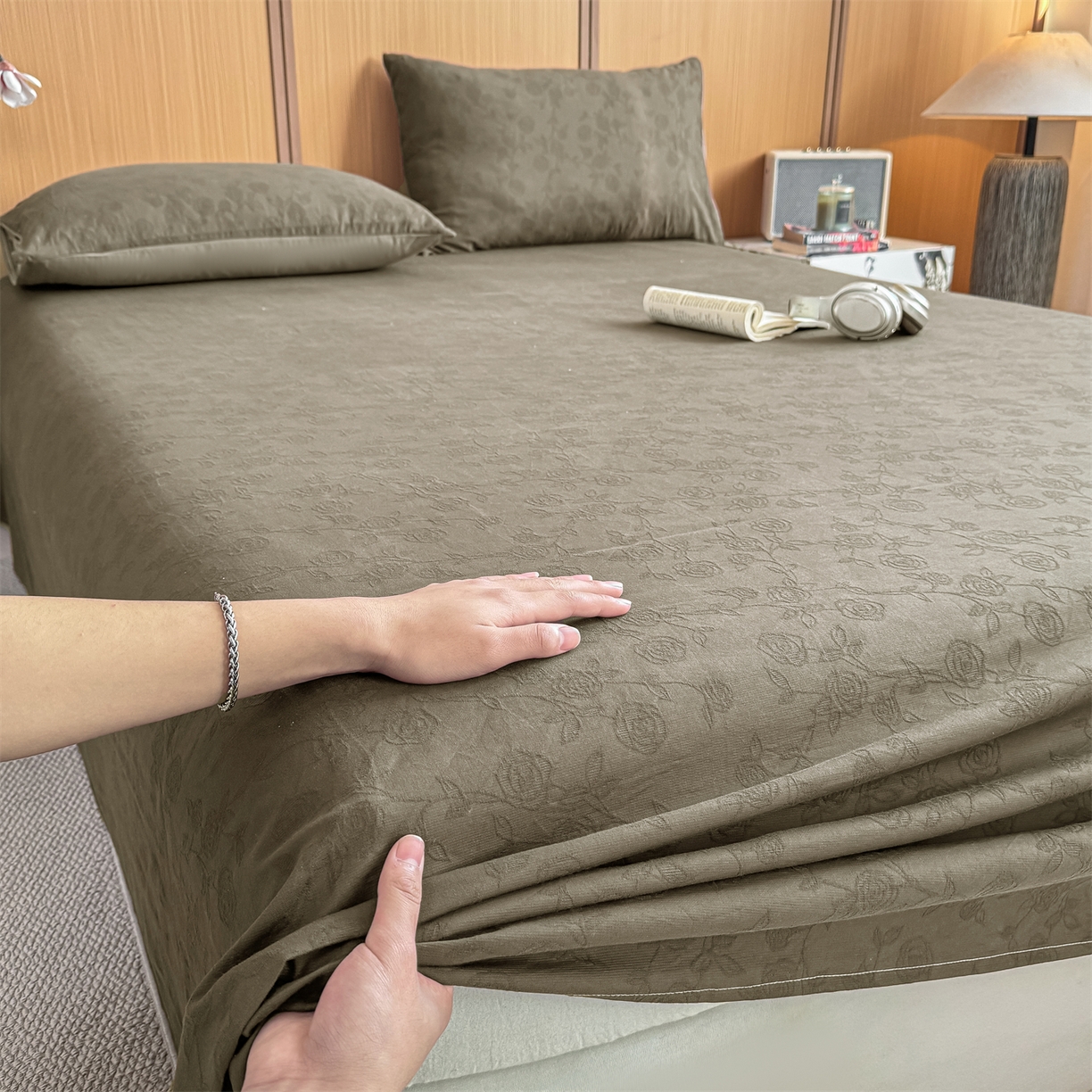 91家纺网 家纺一手货源 找家纺 灰鲸 2026新款全棉简约三层纱色织提花单品床单 蔷薇-摩卡