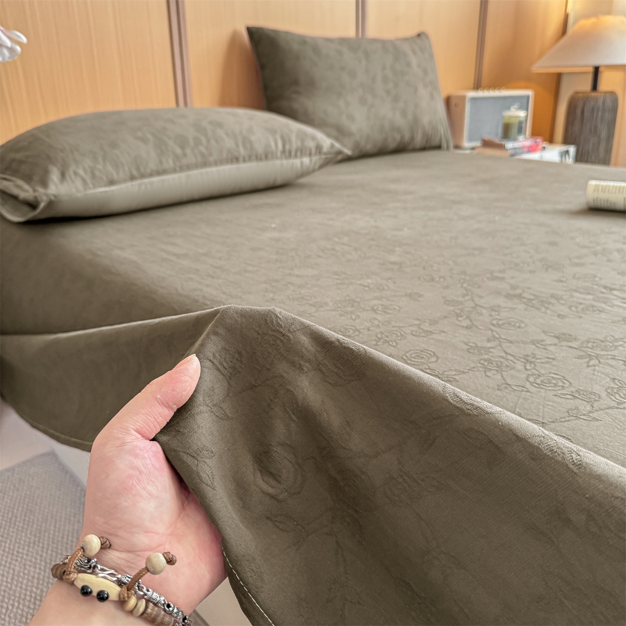 91家纺网 家纺一手货源 找家纺 灰鲸 2026新款全棉简约三层纱色织提花单品床单 蔷薇-摩卡