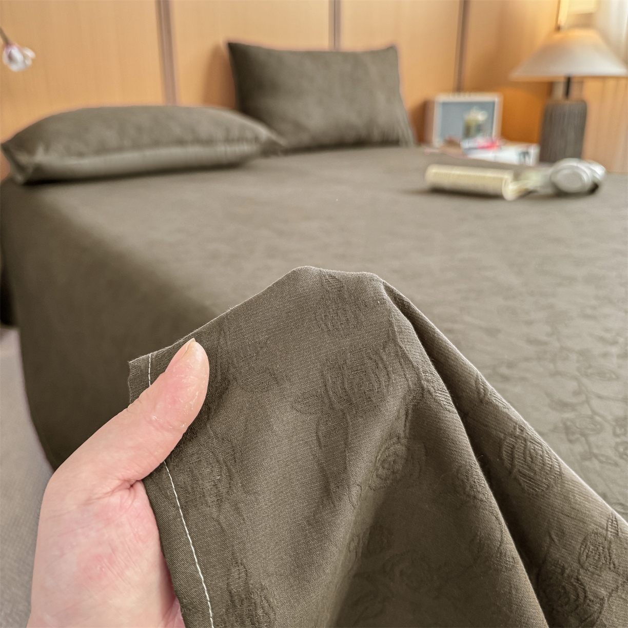 91家纺网 家纺一手货源 找家纺 灰鲸 2026新款全棉简约三层纱色织提花单品床单 蔷薇-摩卡