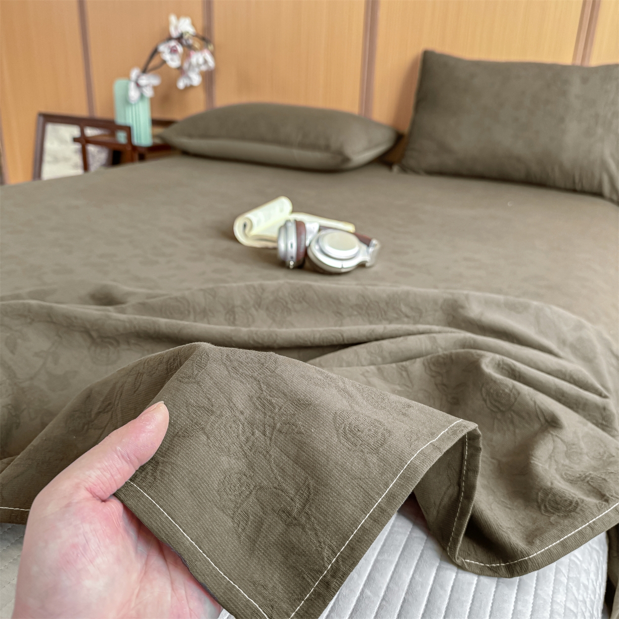 91家纺网 家纺一手货源 找家纺 灰鲸 2026新款全棉简约三层纱色织提花单品床单 蔷薇-摩卡