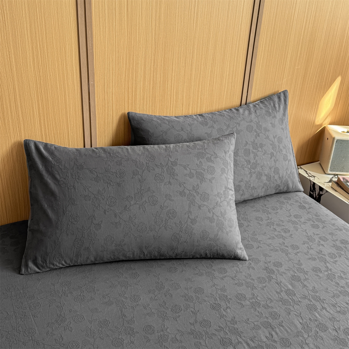 91家纺网 家纺一手货源 找家纺 灰鲸 2026新款全棉简约三层纱色织提花单品床单 蔷薇-素墨