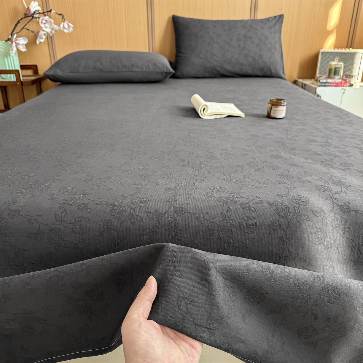 91家纺网 家纺一手货源 找家纺 灰鲸 2026新款全棉简约三层纱色织提花单品床单 蔷薇-素墨