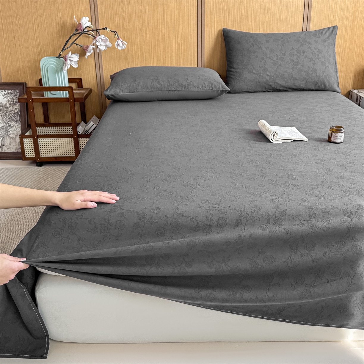 91家纺网 家纺一手货源 找家纺 灰鲸 2026新款全棉简约三层纱色织提花单品床单 蔷薇-素墨