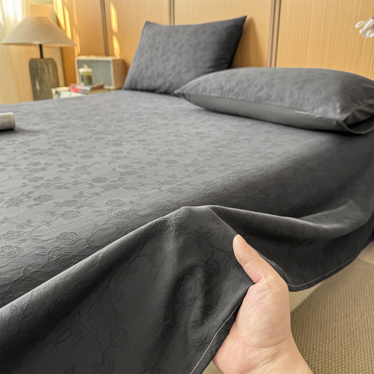 91家纺网 家纺一手货源 找家纺 灰鲸 2026新款全棉简约三层纱色织提花单品床单 蔷薇-素墨