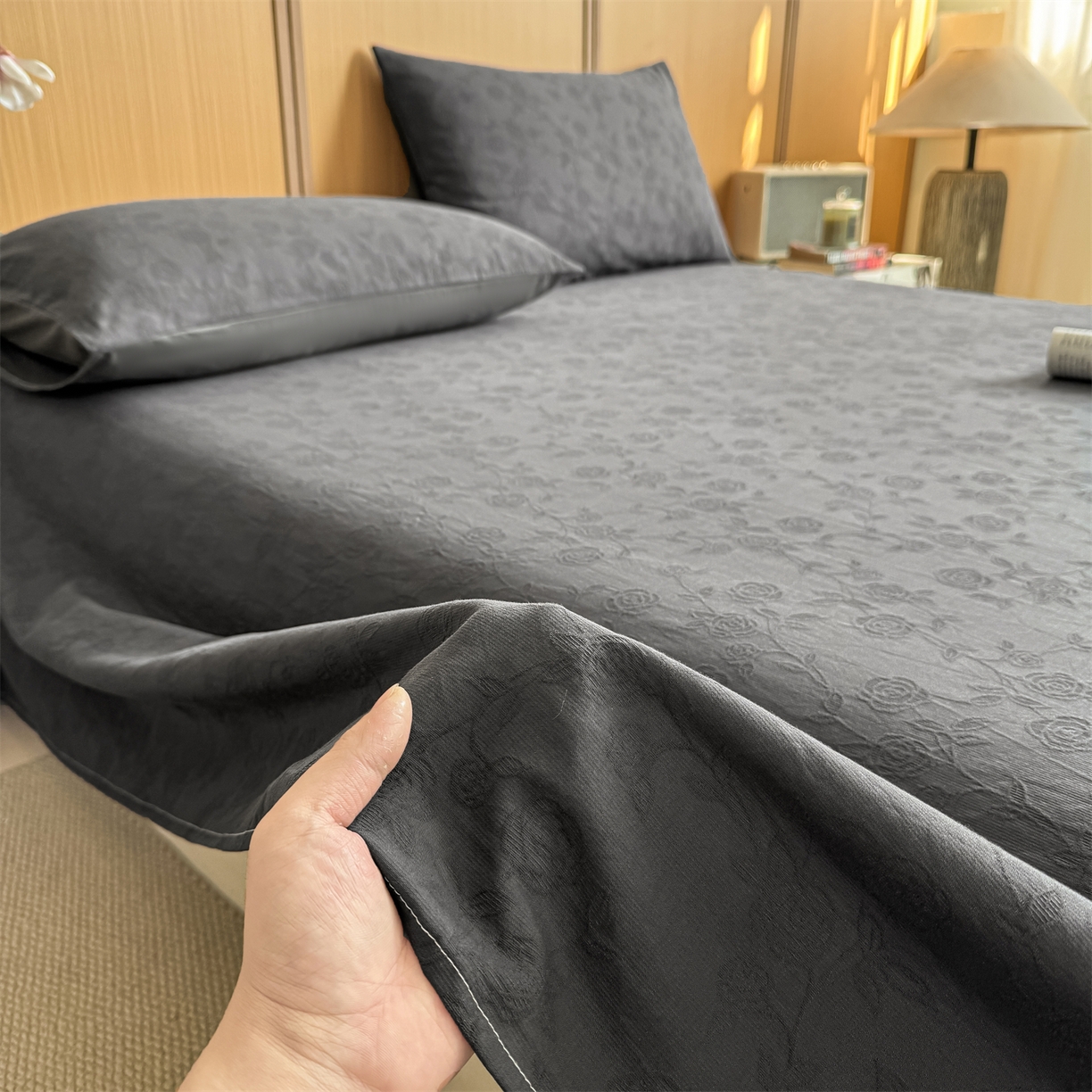 91家纺网 家纺一手货源 找家纺 灰鲸 2026新款全棉简约三层纱色织提花单品床单 蔷薇-素墨