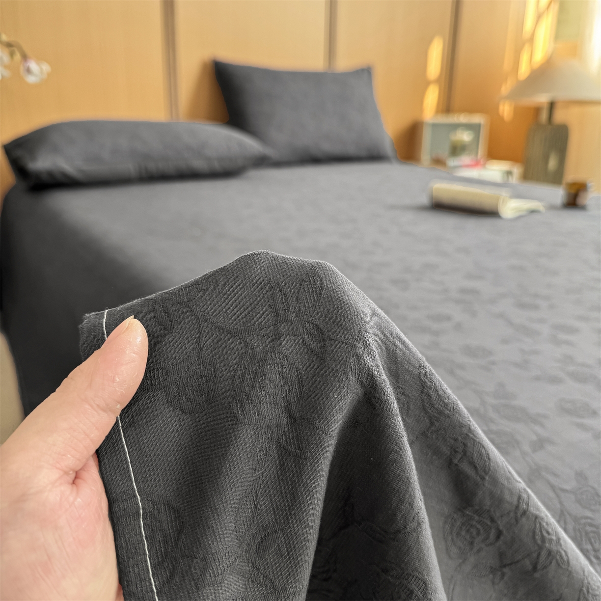 91家纺网 家纺一手货源 找家纺 灰鲸 2026新款全棉简约三层纱色织提花单品床单 蔷薇-素墨