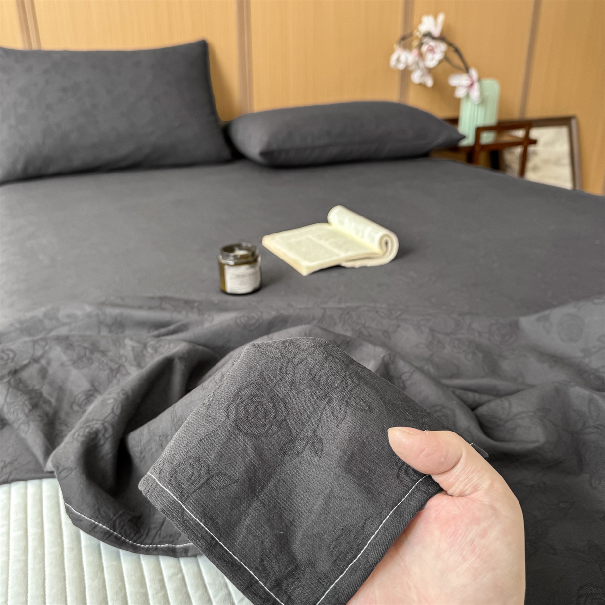 91家纺网 家纺一手货源 找家纺 灰鲸 2026新款全棉简约三层纱色织提花单品床单 蔷薇-素墨