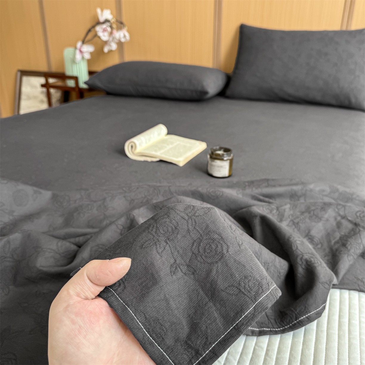 91家纺网 家纺一手货源 找家纺 灰鲸 2026新款全棉简约三层纱色织提花单品床单 蔷薇-素墨