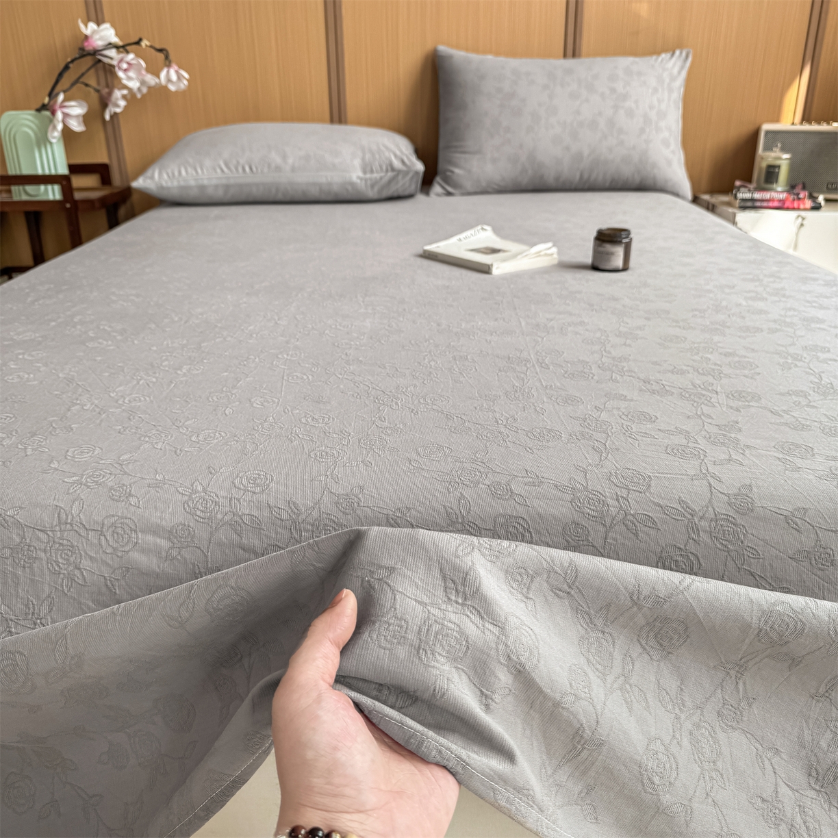 91家纺网 家纺一手货源 找家纺 灰鲸 2026新款全棉简约三层纱色织提花单品床单 蔷薇-雾灰