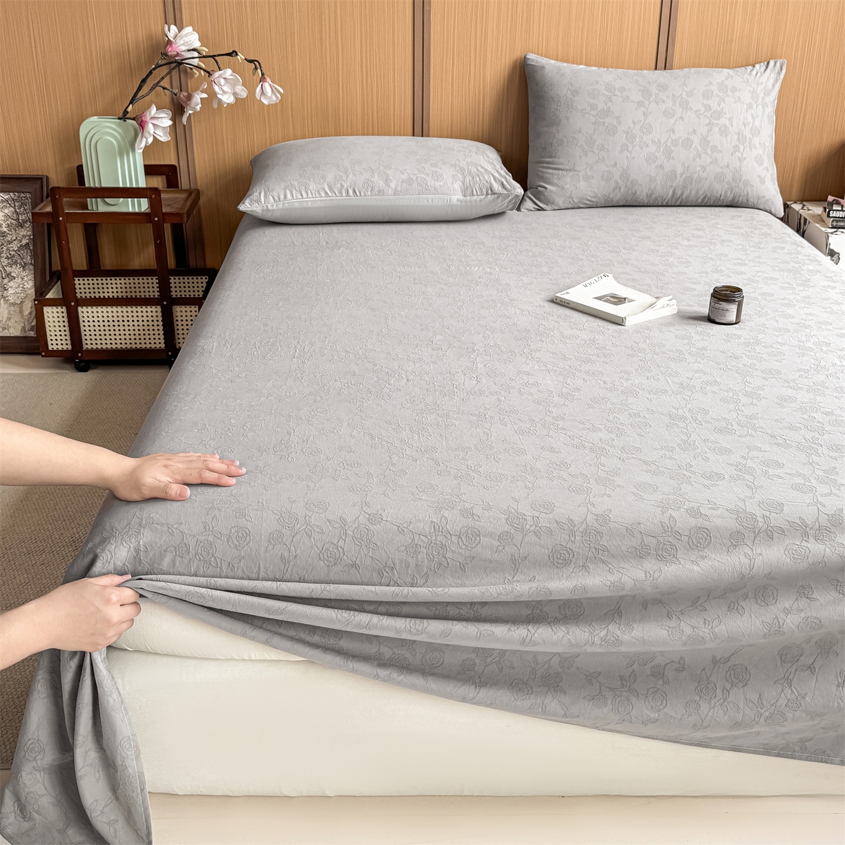 91家纺网 家纺一手货源 找家纺 灰鲸 2026新款全棉简约三层纱色织提花单品床单 蔷薇-雾灰