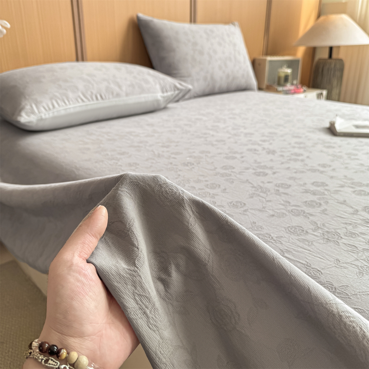 91家纺网 家纺一手货源 找家纺 灰鲸 2026新款全棉简约三层纱色织提花单品床单 蔷薇-雾灰