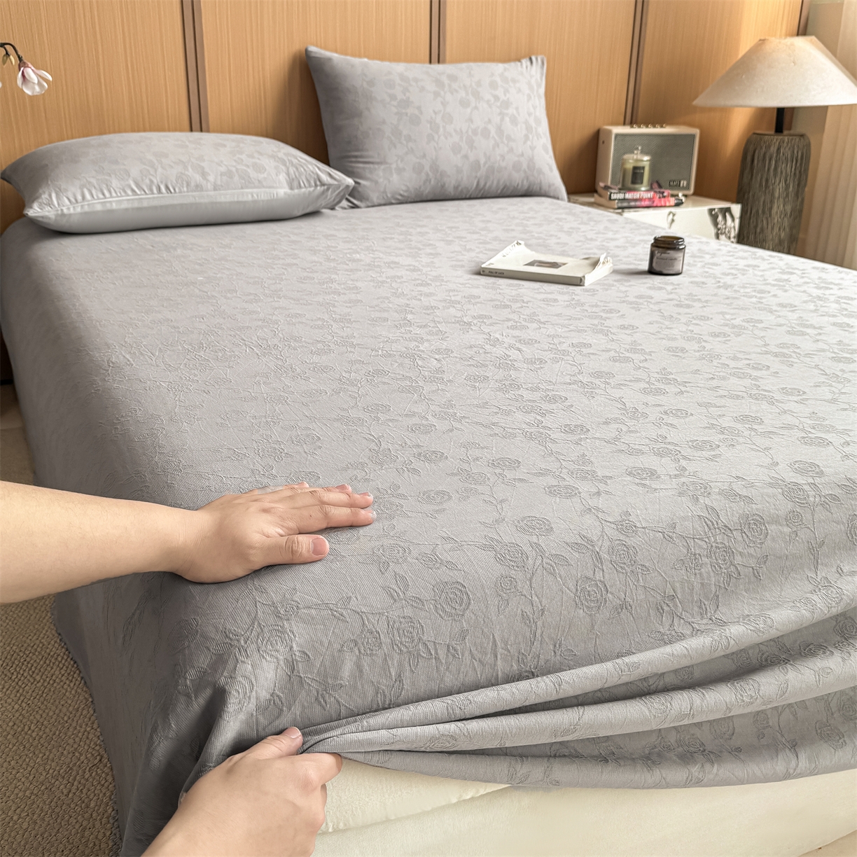 91家纺网 家纺一手货源 找家纺 灰鲸 2026新款全棉简约三层纱色织提花单品床单 蔷薇-雾灰