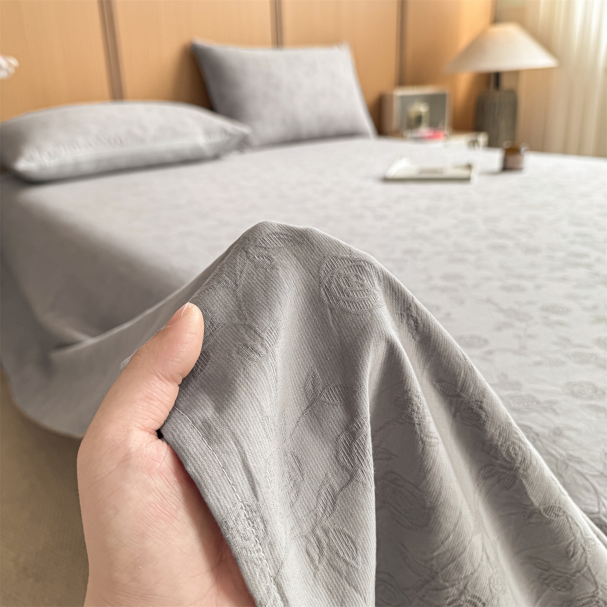 91家纺网 家纺一手货源 找家纺 灰鲸 2026新款全棉简约三层纱色织提花单品床单 蔷薇-雾灰