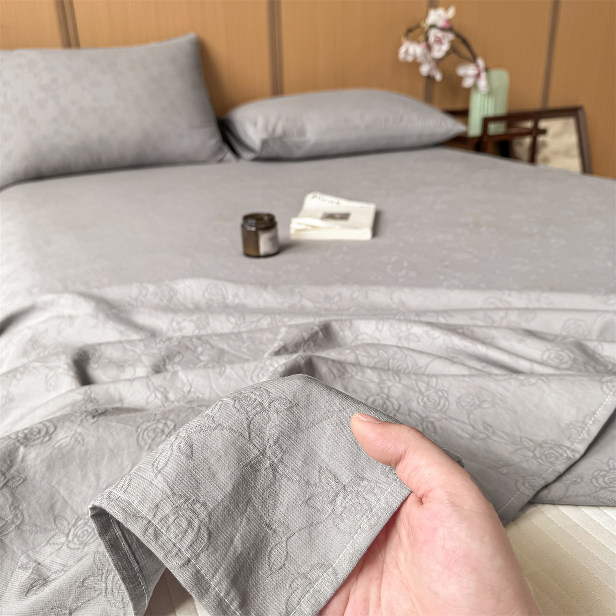 91家纺网 家纺一手货源 找家纺 灰鲸 2026新款全棉简约三层纱色织提花单品床单 蔷薇-雾灰