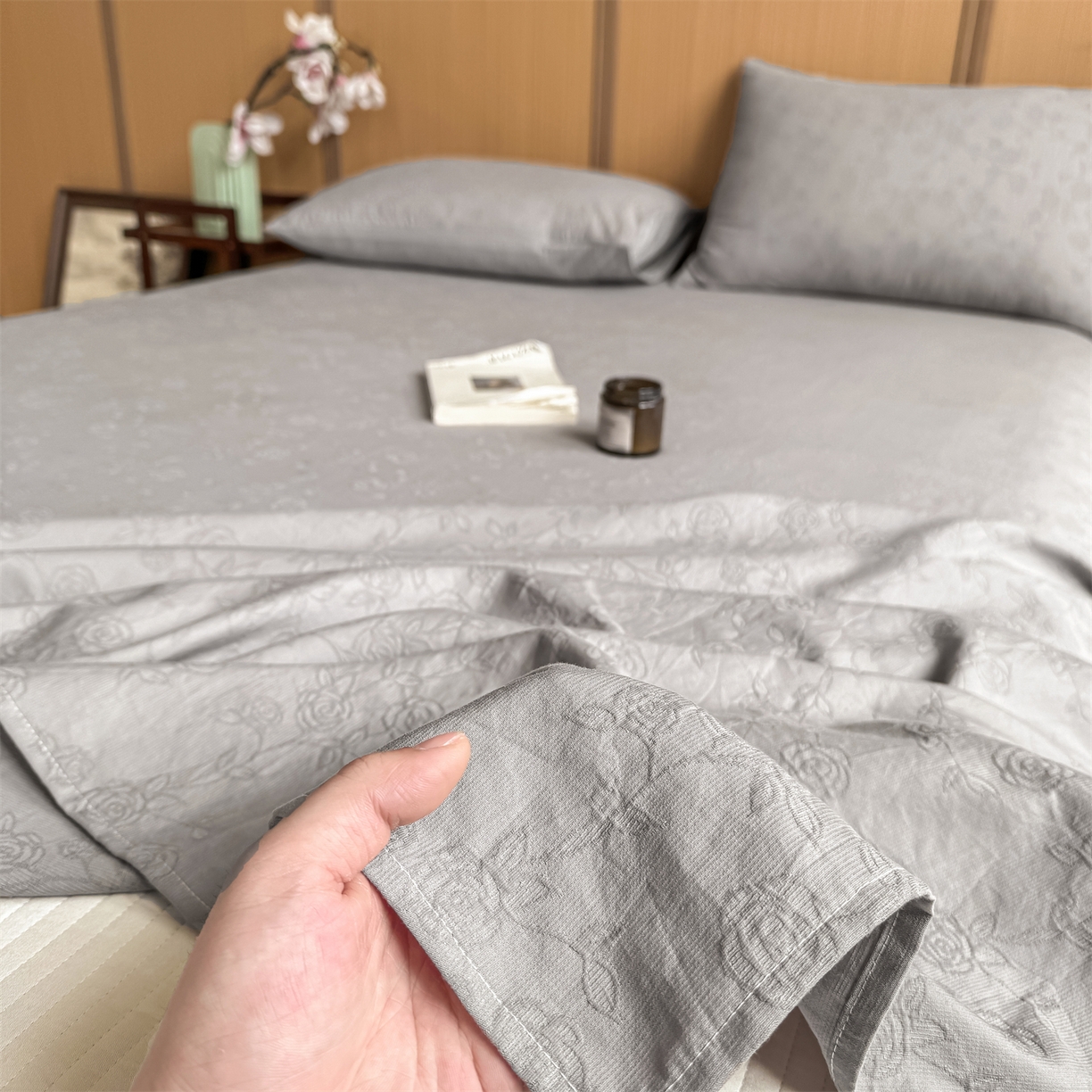 91家纺网 家纺一手货源 找家纺 灰鲸 2026新款全棉简约三层纱色织提花单品床单 蔷薇-雾灰