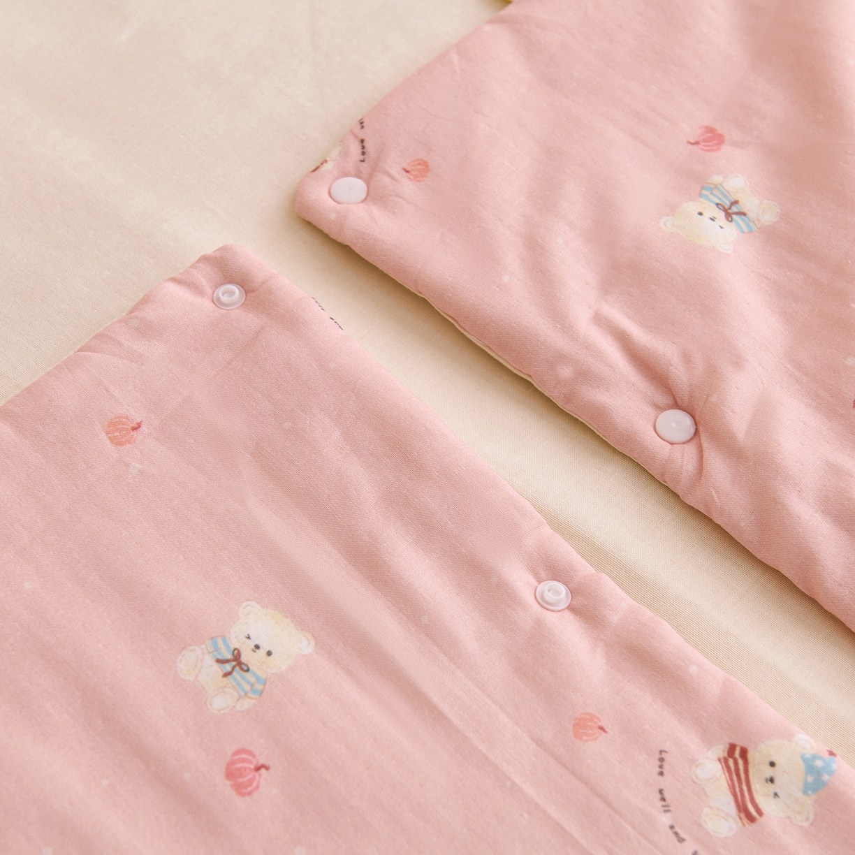 91家纺网 家纺一手货源 找家纺 拾小柒 2026新款全棉双层纱多功能防踢被 熊宝贝粉