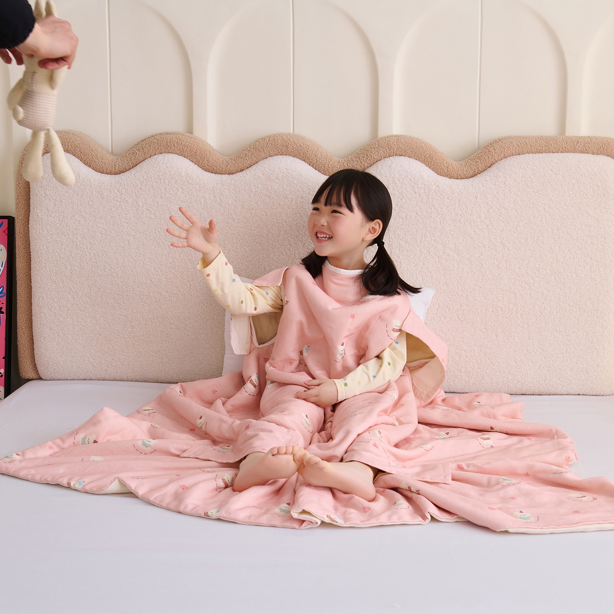 91家纺网 家纺一手货源 找家纺 拾小柒 2026新款全棉双层纱多功能防踢被 熊宝贝粉