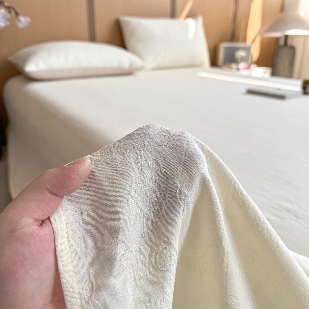 91家纺网 家纺一手货源 找家纺 灰鲸 2026新款全棉简约三层纱色织提花单品床单 蔷薇-杏仁奶霜