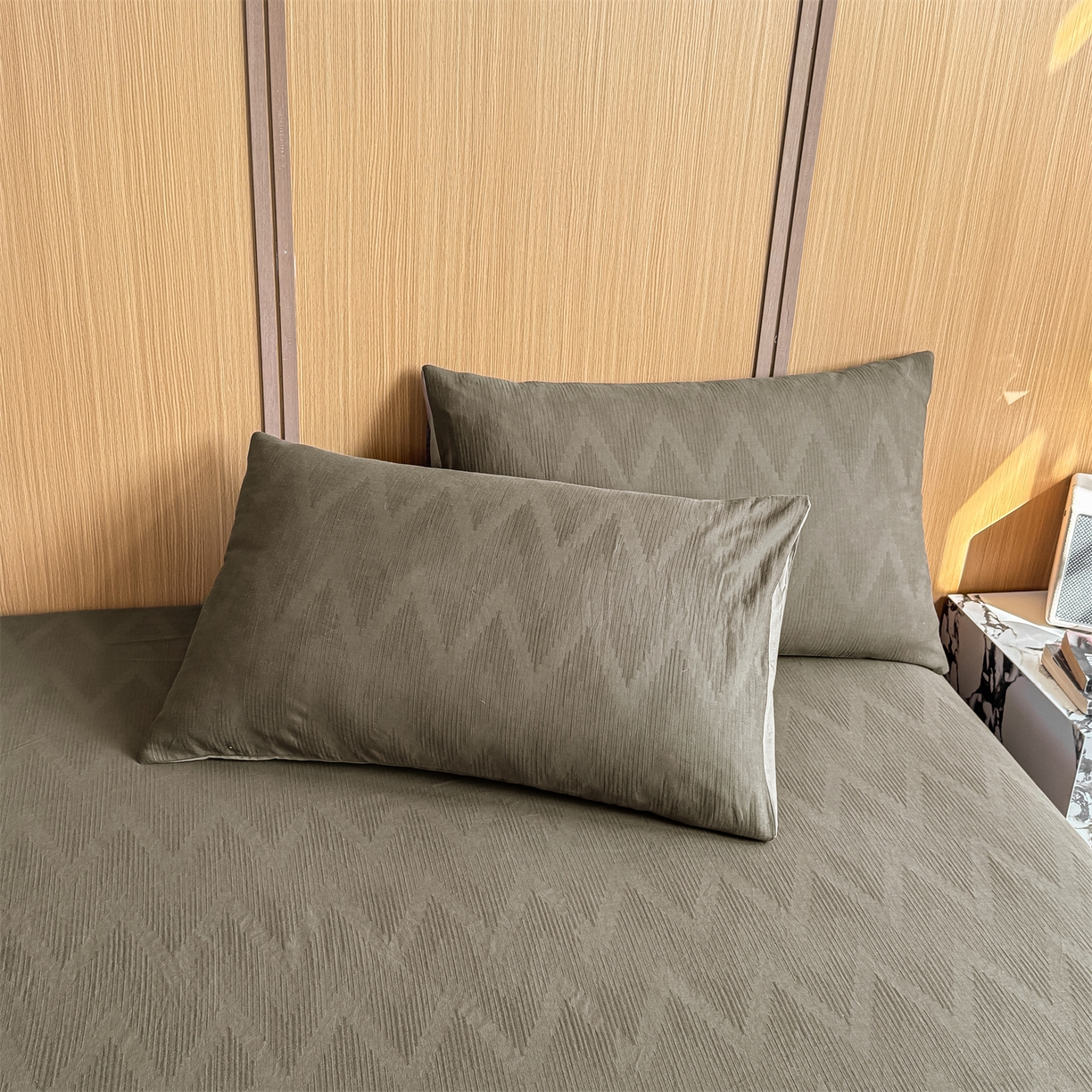 91家纺网 家纺一手货源 找家纺 灰鲸 2026新款全棉简约三层纱色织提花单品床单 影韵-摩卡