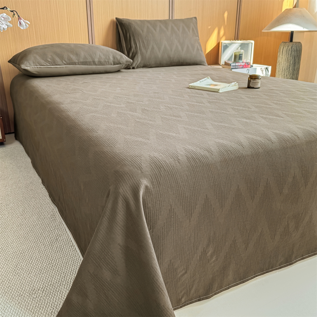 91家纺网 家纺一手货源 找家纺 灰鲸 2026新款全棉简约三层纱色织提花单品床单 影韵-摩卡