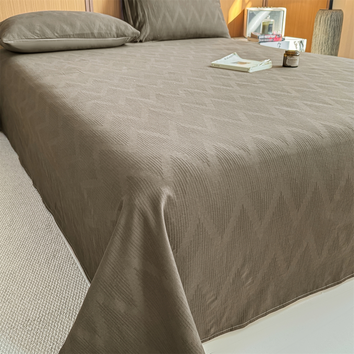 91家纺网 家纺一手货源 找家纺 灰鲸 2026新款全棉简约三层纱色织提花单品床单 影韵-摩卡