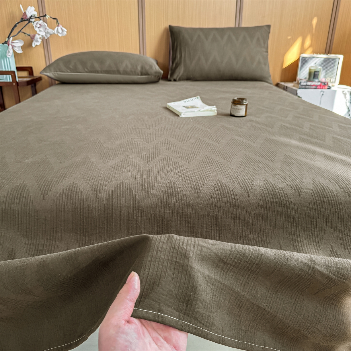 91家纺网 家纺一手货源 找家纺 灰鲸 2026新款全棉简约三层纱色织提花单品床单 影韵-摩卡